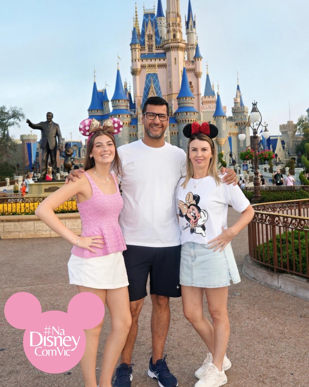 Família guiada em frente ao Castelo da Cinderela no Magic Kingdom